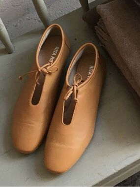 EUC Rita Row Uno Leather Flat in Tan size US 7